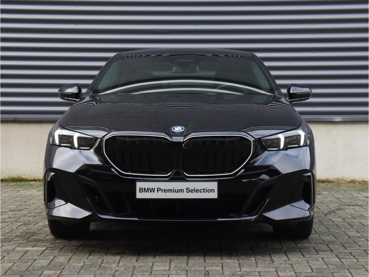 BMW 5-SERIE Sedan 530e | M Sportpakket Pro | Panodak | Driving Assistant Prof. | Trekhaak | Bowers & Wilkins | Head-Up | Parking Assistant Plus | Stoelventilatie | 21'' LMV