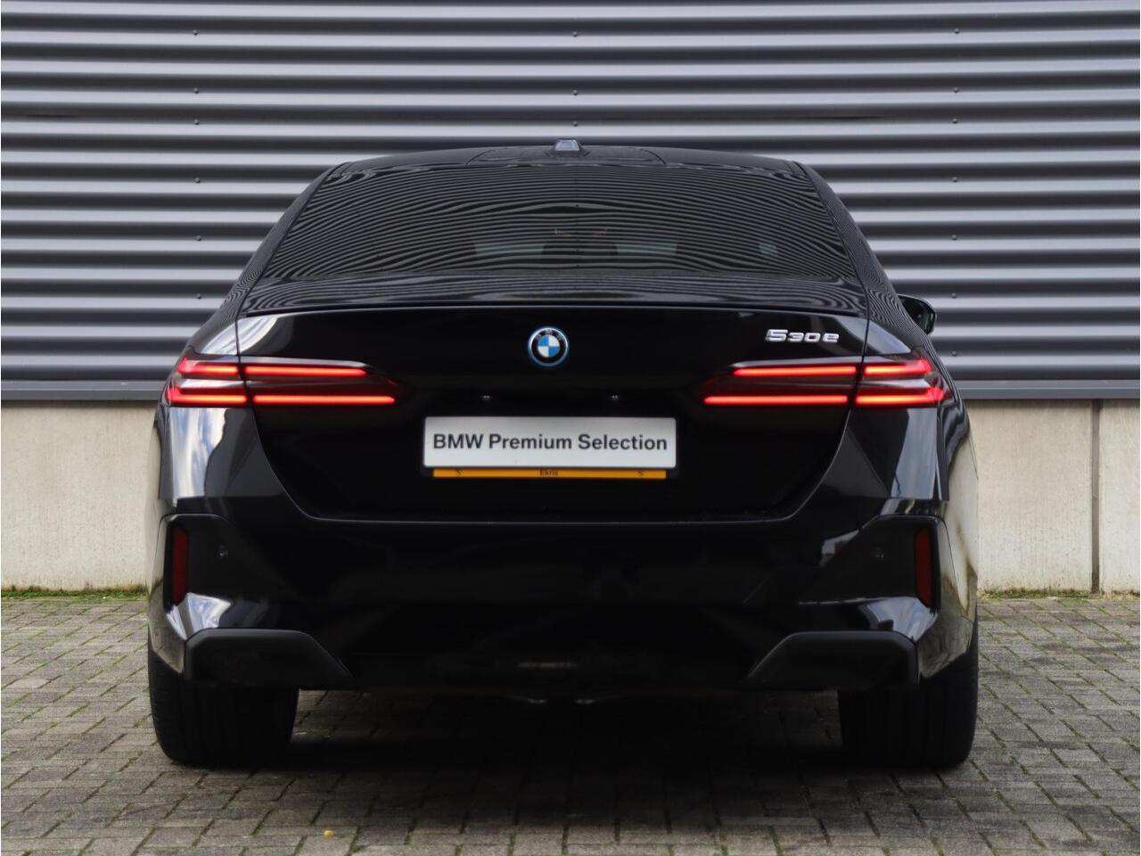 BMW 5-SERIE Sedan 530e | M Sportpakket Pro | Panodak | Driving Assistant Prof. | Trekhaak | Bowers & Wilkins | Head-Up | Parking Assistant Plus | Stoelventilatie | 21'' LMV