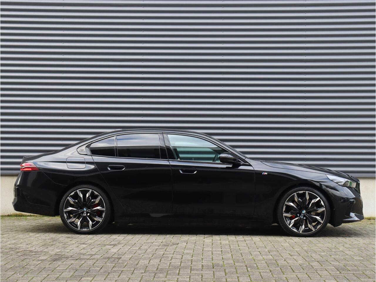 BMW 5-SERIE Sedan 530e | M Sportpakket Pro | Panodak | Driving Assistant Prof. | Trekhaak | Bowers & Wilkins | Head-Up | Parking Assistant Plus | Stoelventilatie | 21'' LMV