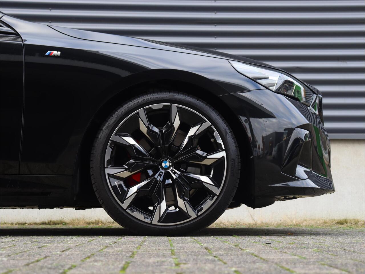 BMW 5-SERIE Sedan 530e | M Sportpakket Pro | Panodak | Driving Assistant Prof. | Trekhaak | Bowers & Wilkins | Head-Up | Parking Assistant Plus | Stoelventilatie | 21'' LMV