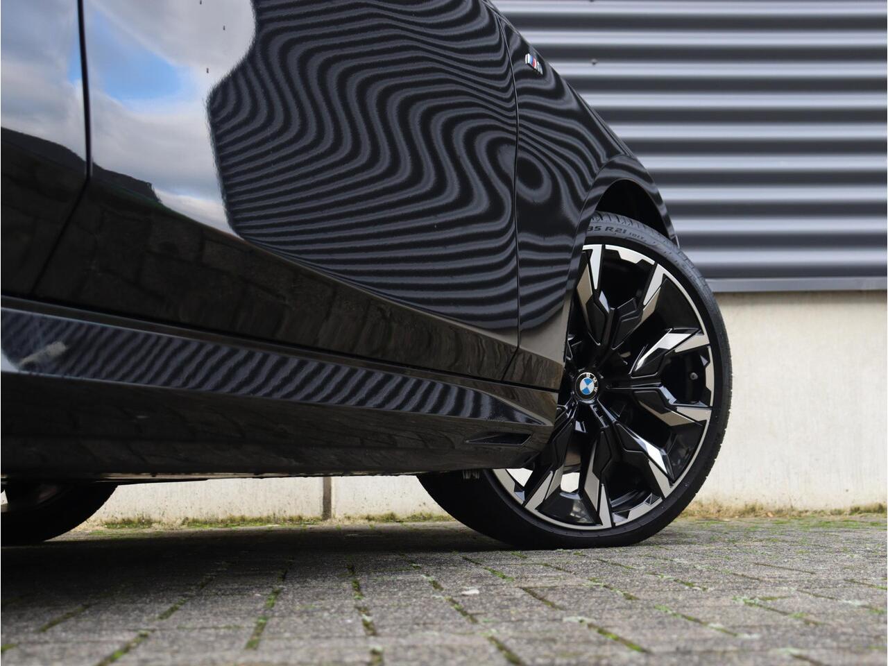 BMW 5-SERIE Sedan 530e | M Sportpakket Pro | Panodak | Driving Assistant Prof. | Trekhaak | Bowers & Wilkins | Head-Up | Parking Assistant Plus | Stoelventilatie | 21'' LMV