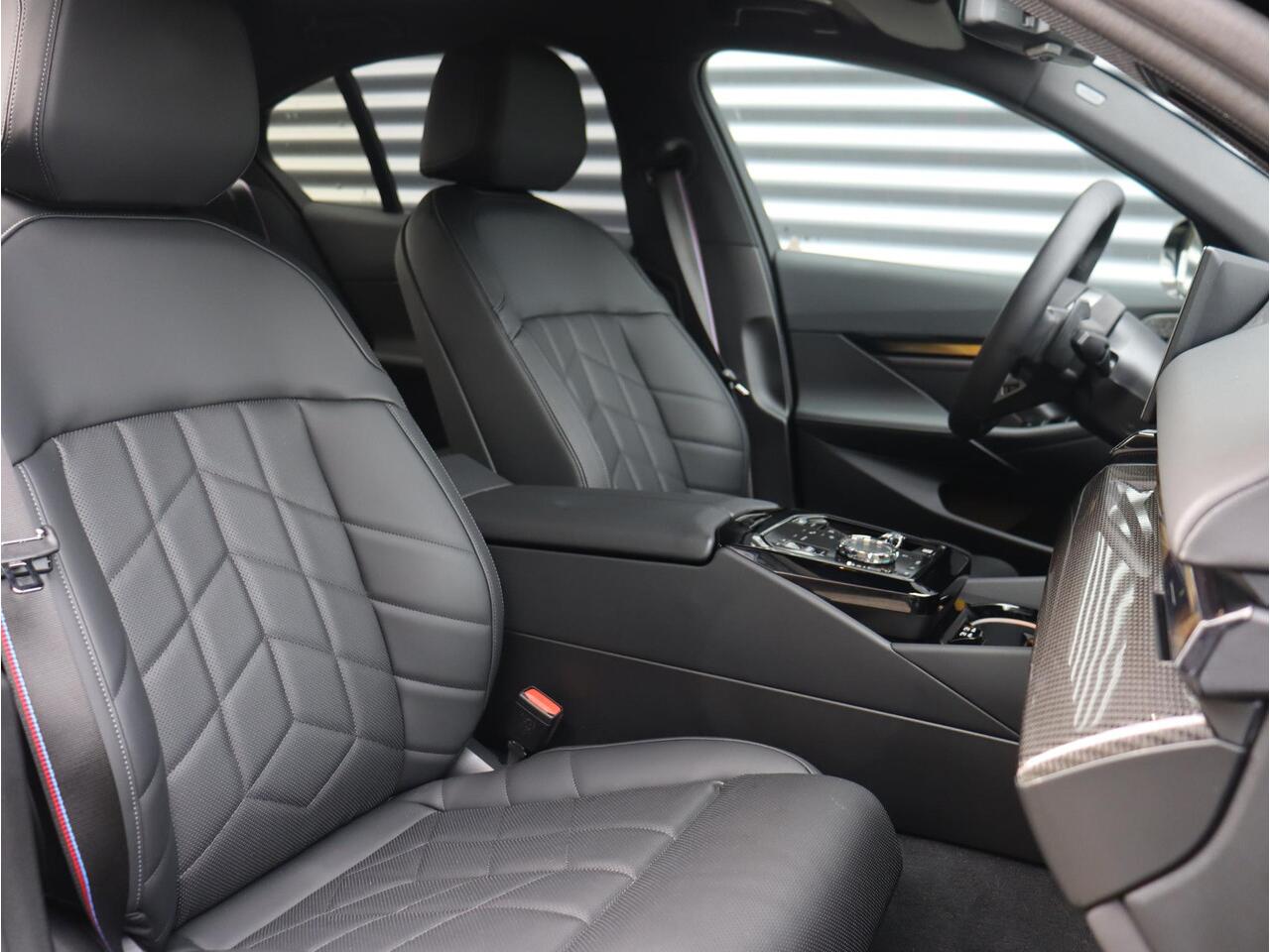 BMW 5-SERIE Sedan 530e | M Sportpakket Pro | Panodak | Driving Assistant Prof. | Trekhaak | Bowers & Wilkins | Head-Up | Parking Assistant Plus | Stoelventilatie | 21'' LMV