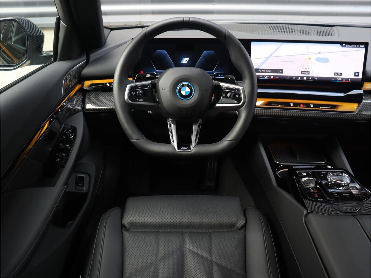 BMW 5-SERIE Sedan 530e | M Sportpakket Pro | Panodak | Driving Assistant Prof. | Trekhaak | Bowers & Wilkins | Head-Up | Parking Assistant Plus | Stoelventilatie | 21'' LMV