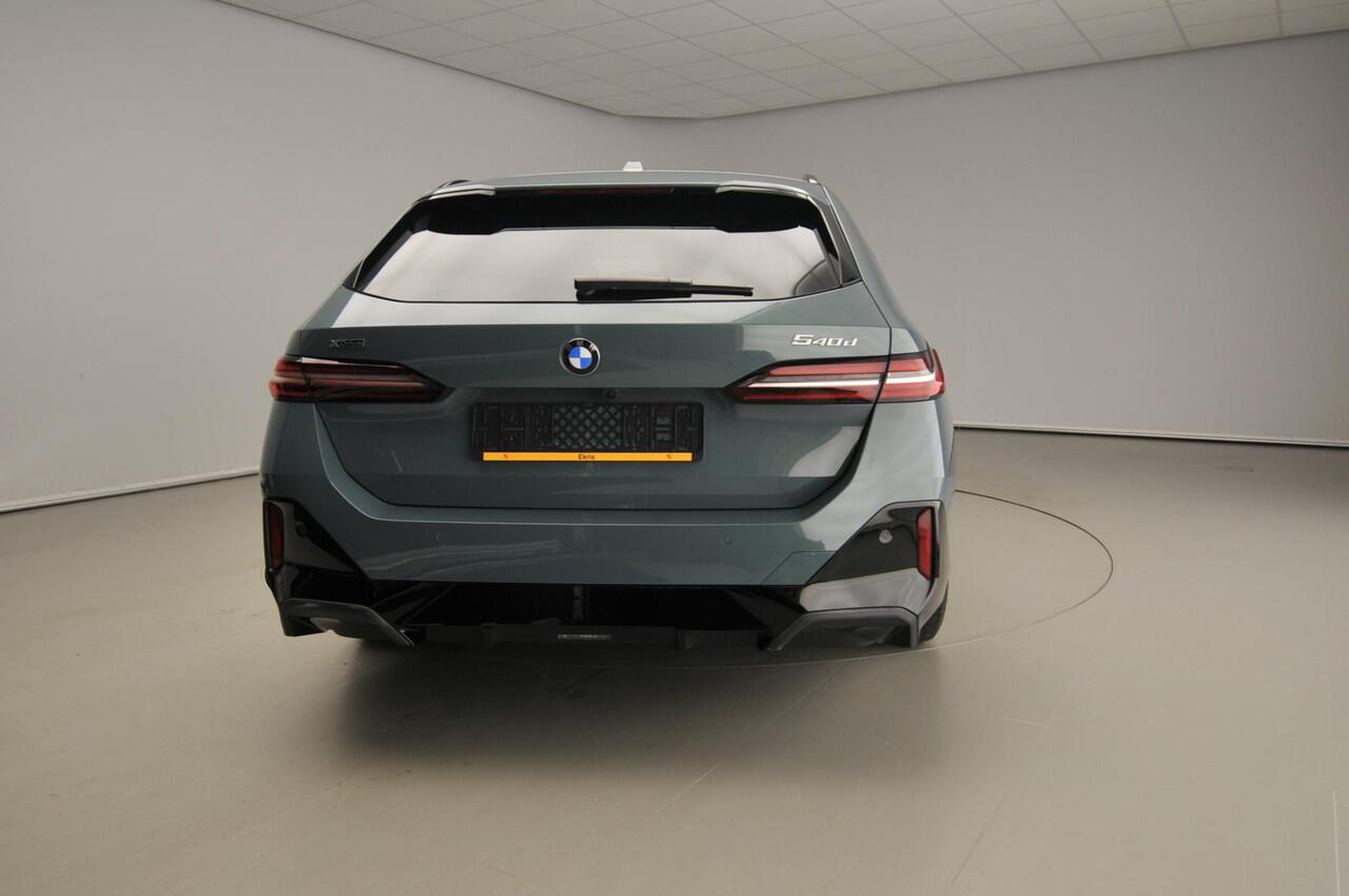 BMW 5-SERIE Touring 540d xDrive | M-Sportpakket | LED | HUD | Schuifdak | Active cruise | Elektr. zetels | DAB | Bowers & Wilkins sound | Alu 21 inch