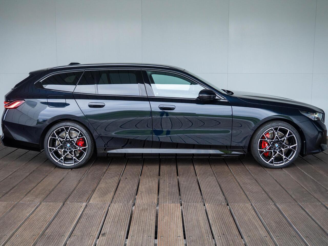 BMW 5-SERIE Touring 550e xDrive | M Sportpakket Pro | Innovation Pack | Verwarmd Stuurwiel | Comfort Access | Panoramadak | Stoelventilatie | Stoelverwarming | Bowers & Wilkins | Trekhaak