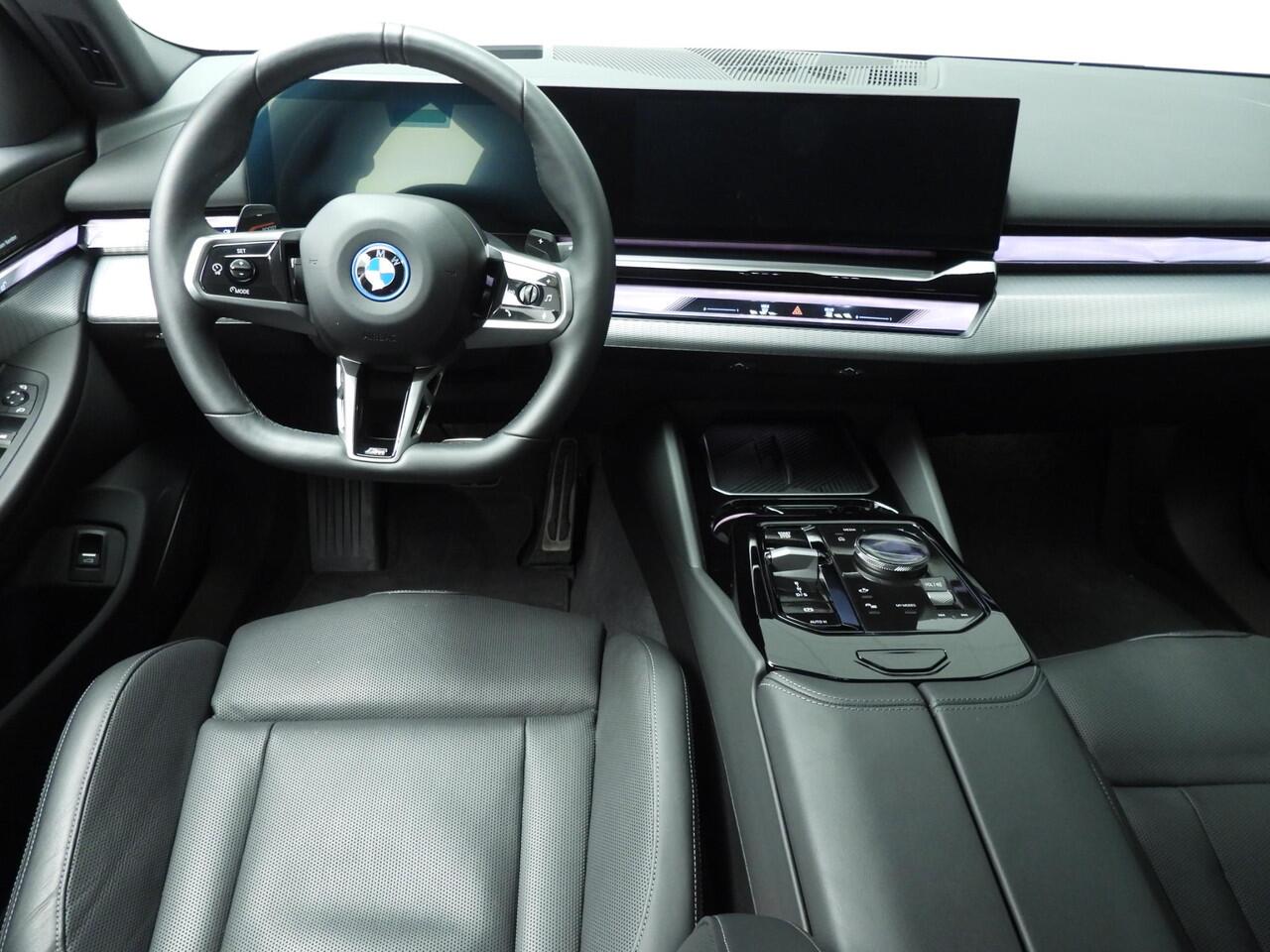 BMW 5-SERIE Touring 550e xDrive | M-Sportpakket | LED | Leder | HUD | M-zetels | Active cruise | Keyles go | Adaptief onderstel | DAB | Harman-kardon sound | Alu 20 inch