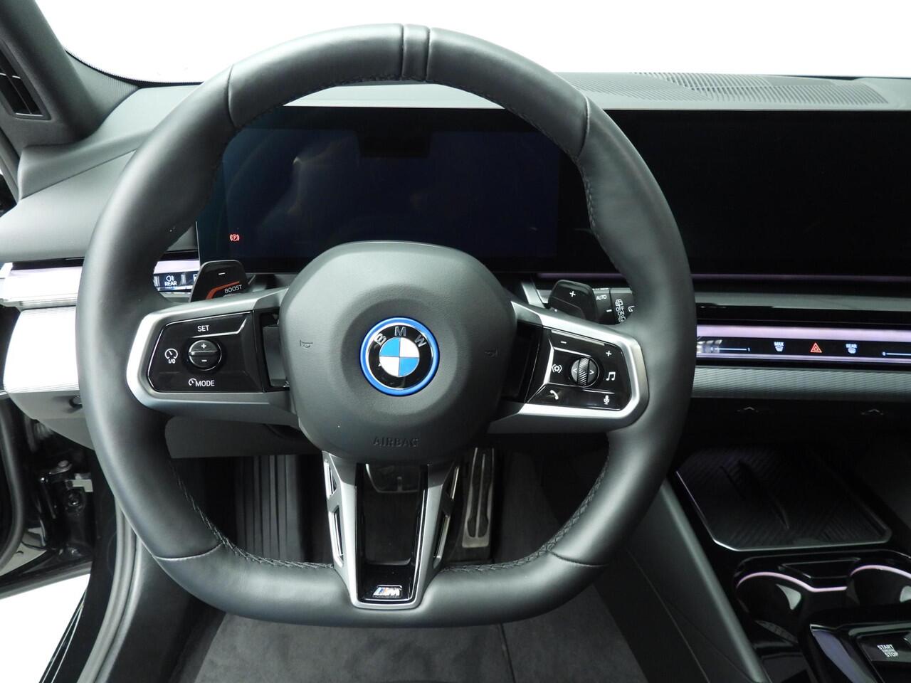 BMW 5-SERIE Touring 550e xDrive | M-Sportpakket | LED | Leder | HUD | M-zetels | Active cruise | Keyles go | Adaptief onderstel | DAB | Harman-kardon sound | Alu 20 inch