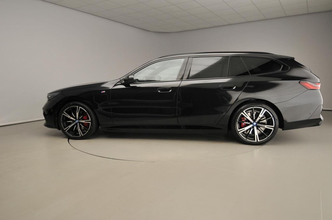 BMW 5-SERIE Touring 550e xDrive | M-Sportpakket | LED | Leder | HUD | M-zetels | Active cruise | Keyles go | Adaptief onderstel | DAB | Harman-kardon sound | Alu 20 inch