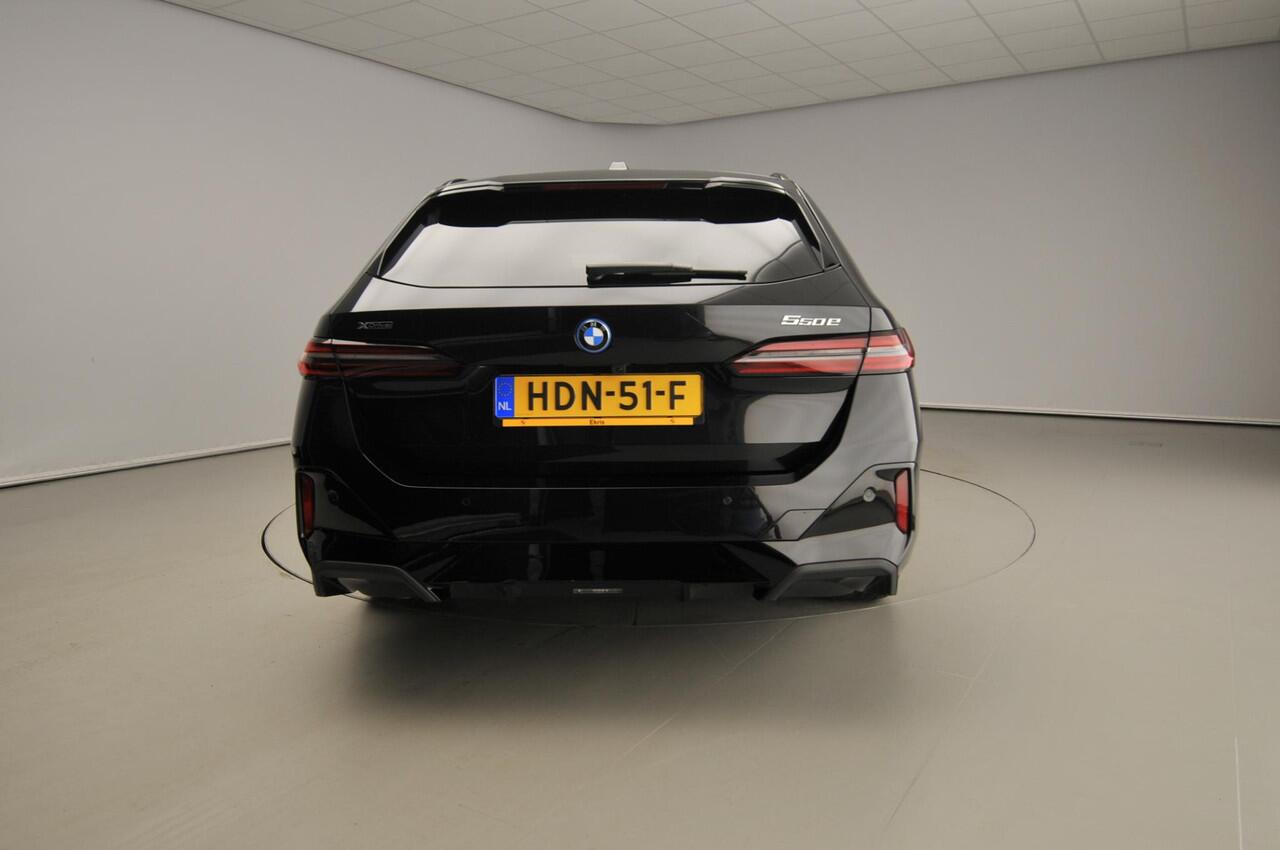 BMW 5-SERIE Touring 550e xDrive | M-Sportpakket | LED | Leder | HUD | M-zetels | Active cruise | Keyles go | Adaptief onderstel | DAB | Harman-kardon sound | Alu 20 inch