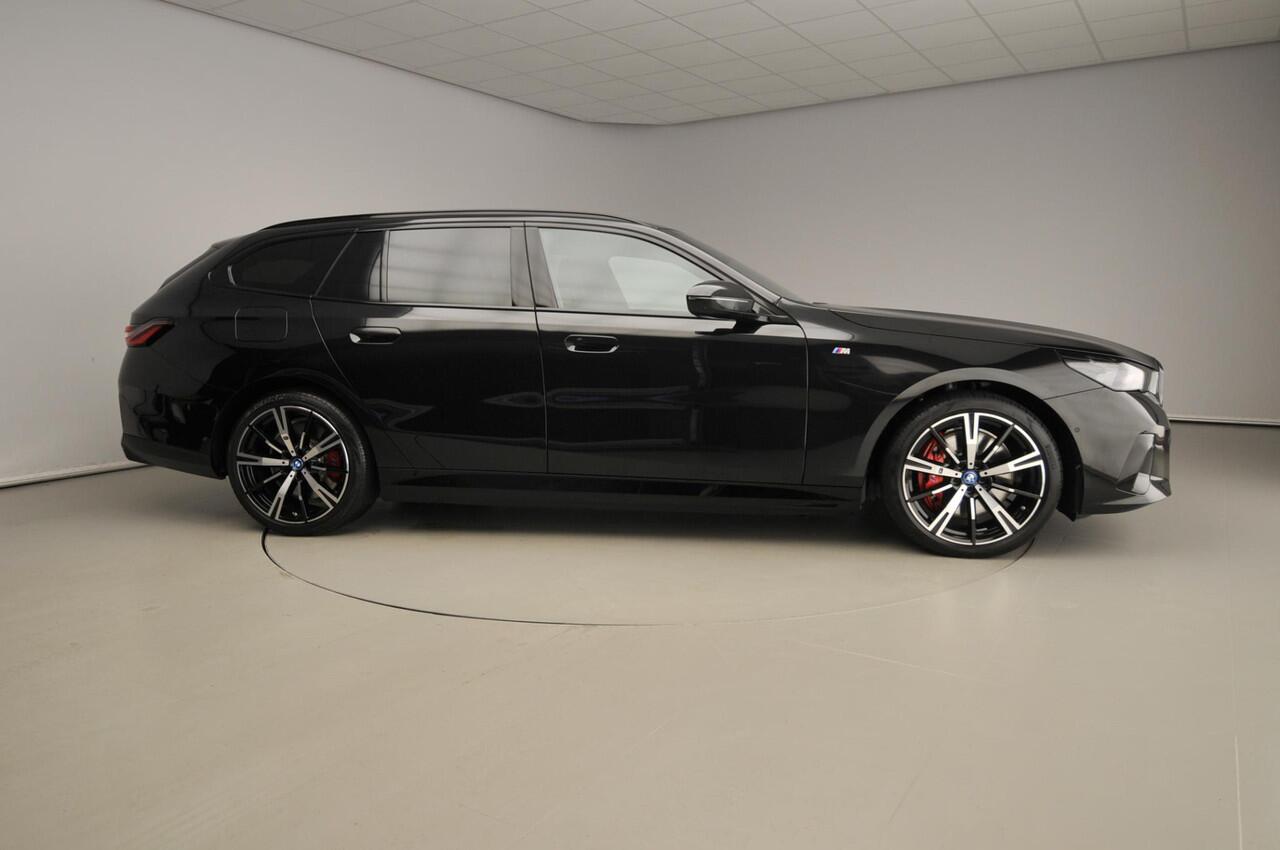 BMW 5-SERIE Touring 550e xDrive | M-Sportpakket | LED | Leder | HUD | M-zetels | Active cruise | Keyles go | Adaptief onderstel | DAB | Harman-kardon sound | Alu 20 inch