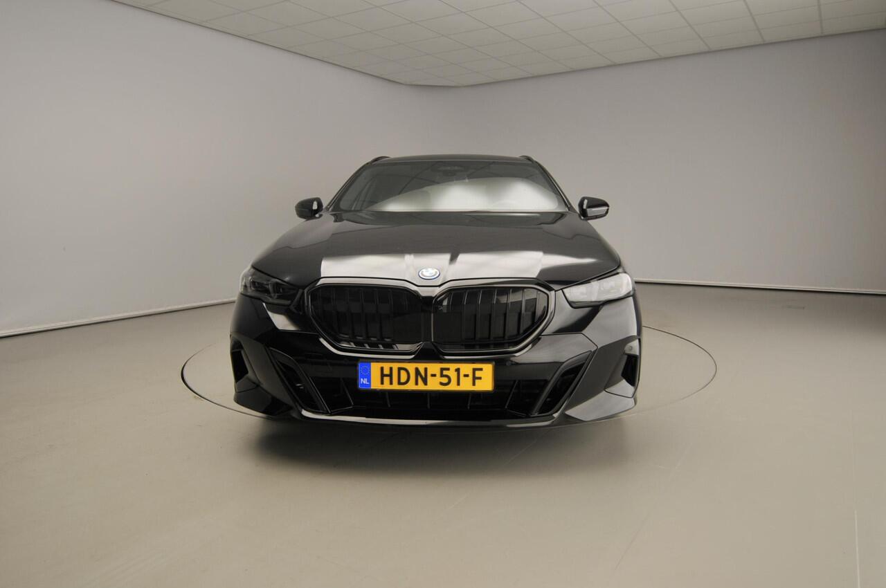 BMW 5-SERIE Touring 550e xDrive | M-Sportpakket | LED | Leder | HUD | M-zetels | Active cruise | Keyles go | Adaptief onderstel | DAB | Harman-kardon sound | Alu 20 inch