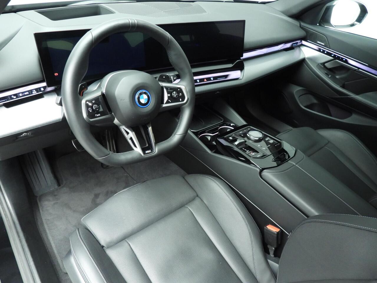 BMW 5-SERIE Touring 550e xDrive | M-Sportpakket | LED | Leder | HUD | M-zetels | Active cruise | Keyles go | Adaptief onderstel | DAB | Harman-kardon sound | Alu 20 inch