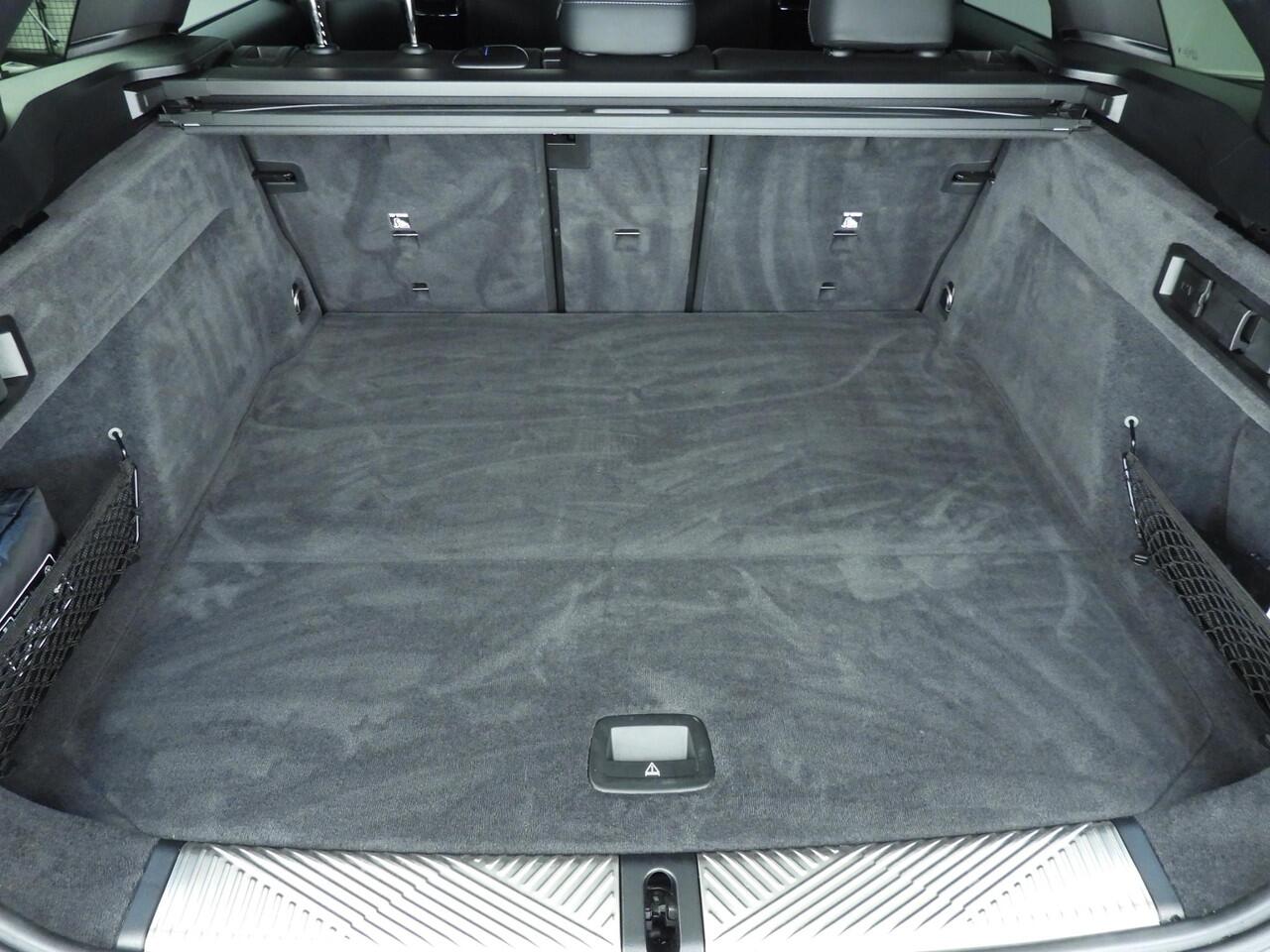 BMW 5-SERIE Touring 550e xDrive | M-Sportpakket | LED | Leder | HUD | M-zetels | Active cruise | Keyles go | Adaptief onderstel | DAB | Harman-kardon sound | Alu 20 inch