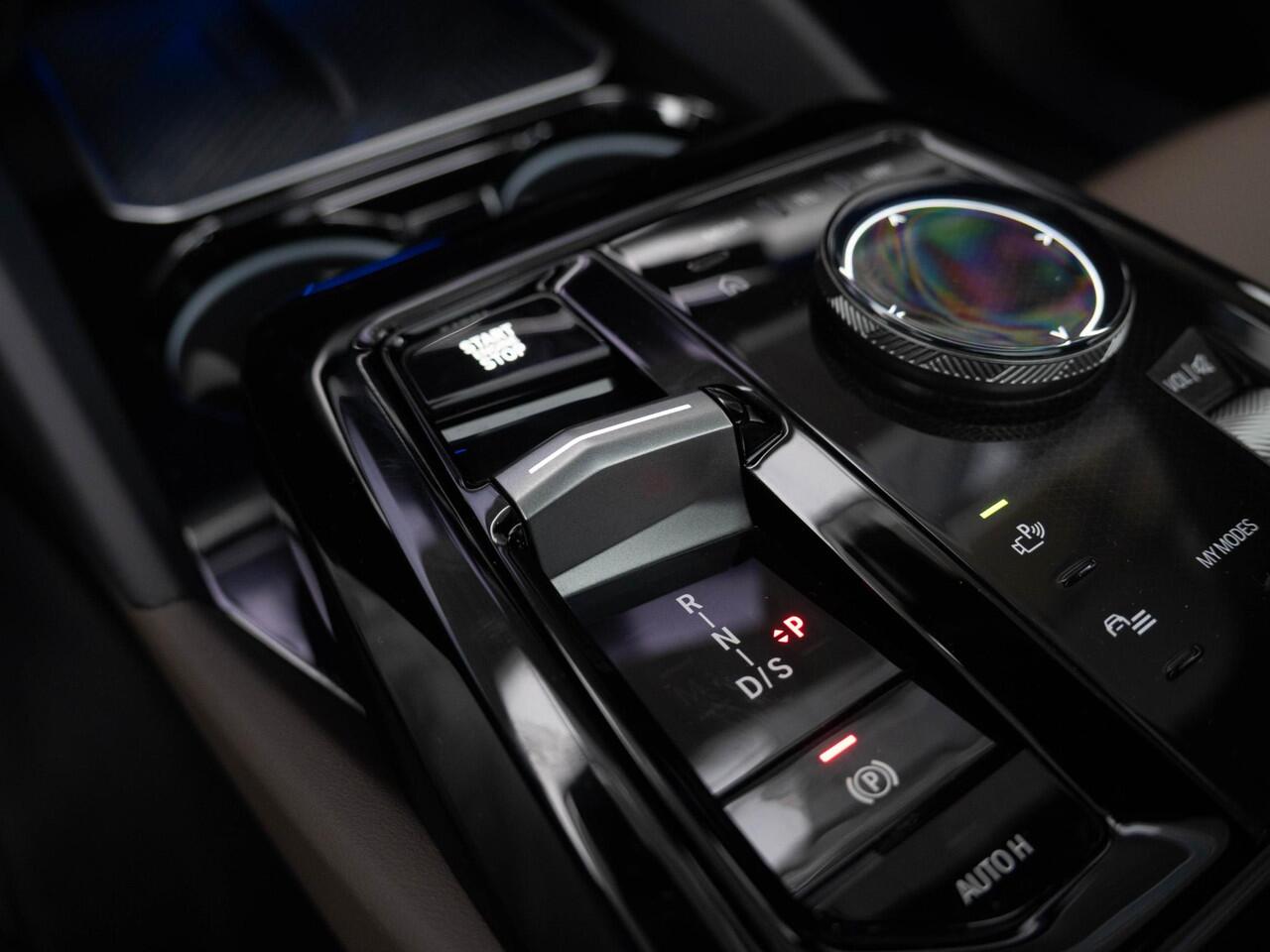 BMW 5-SERIE Touring 520i | M Sportpakket Pro | Innovation Pack | Panoramadak | Comfort Access | Stoelventilatie | Harman-Kardon | 20'' | Trekhaak