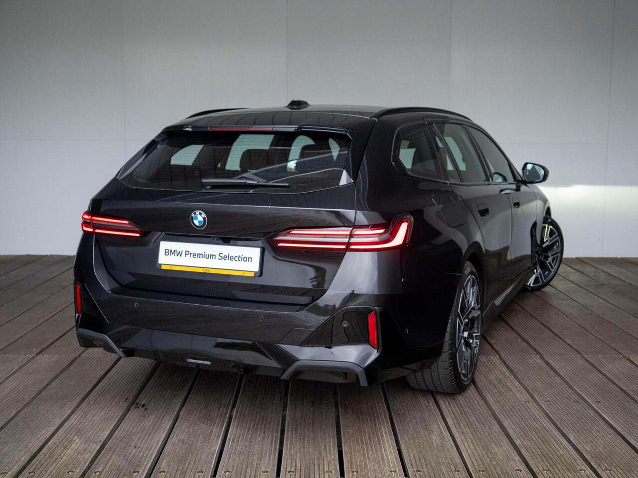 BMW 5-SERIE Touring 520i | M Sportpakket Pro | Innovation Pack | Panoramadak | Comfort Access | Stoelventilatie | Harman-Kardon | 20'' | Trekhaak