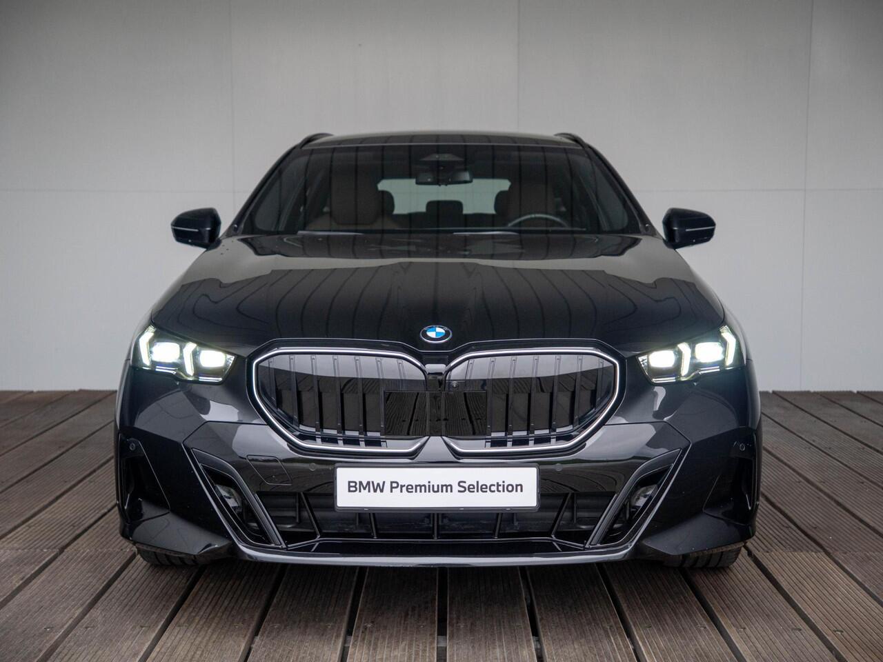 BMW 5-SERIE Touring 520i | M Sportpakket Pro | Innovation Pack | Panoramadak | Comfort Access | Stoelventilatie | Harman-Kardon | 20'' | Trekhaak