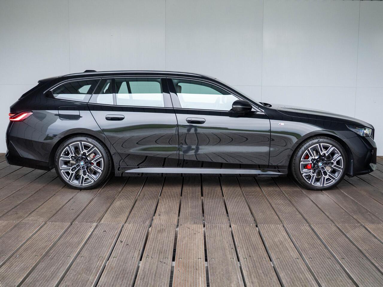 BMW 5-SERIE Touring 520i | M Sportpakket Pro | Innovation Pack | Panoramadak | Comfort Access | Stoelventilatie | Harman-Kardon | 20'' | Trekhaak