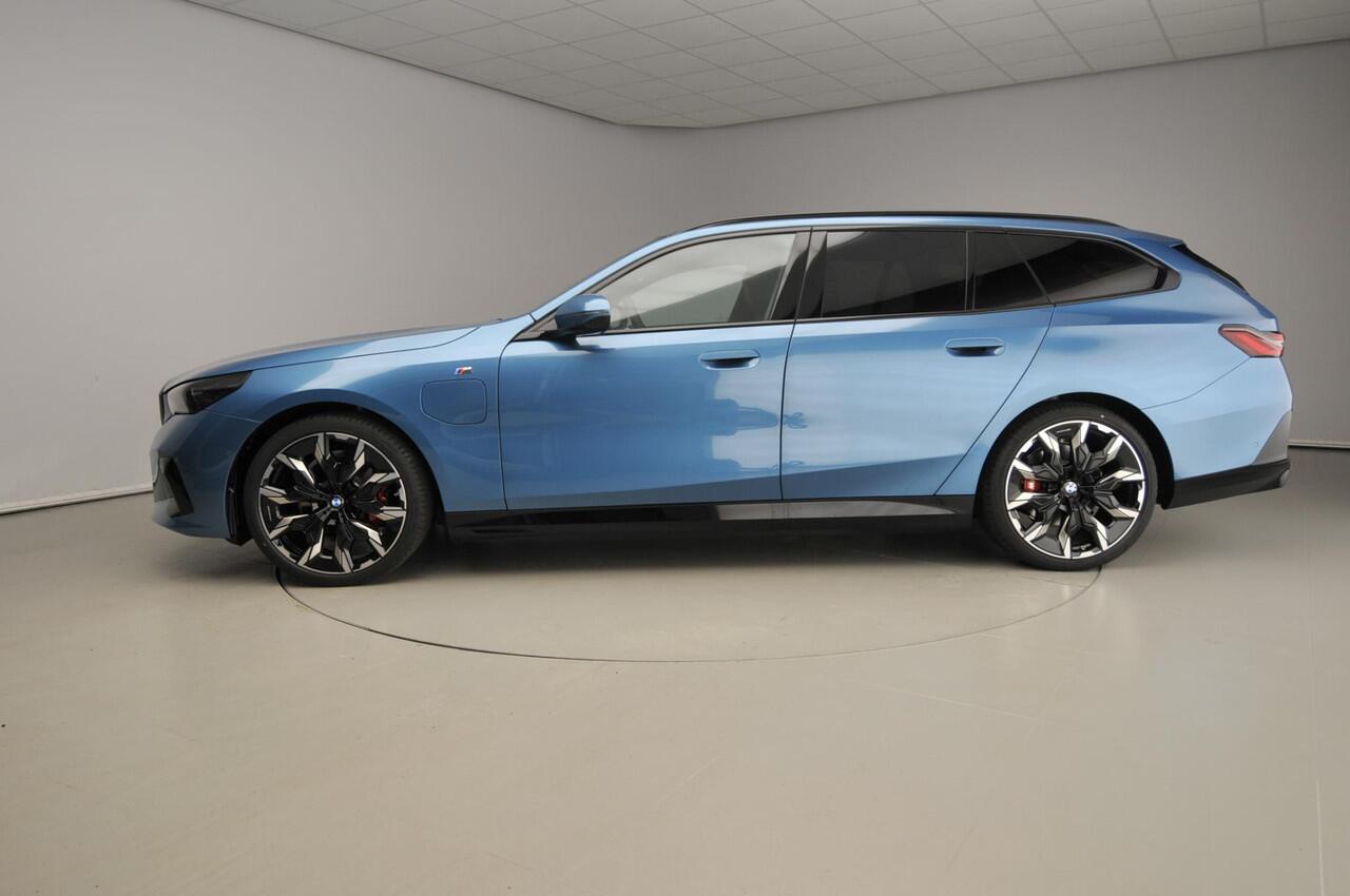 BMW 5-SERIE Touring 530e | M Sportpakket Pro | Individual Lak | Innovation Pack | Comfort Pack | Travel Pack | Trekhaak