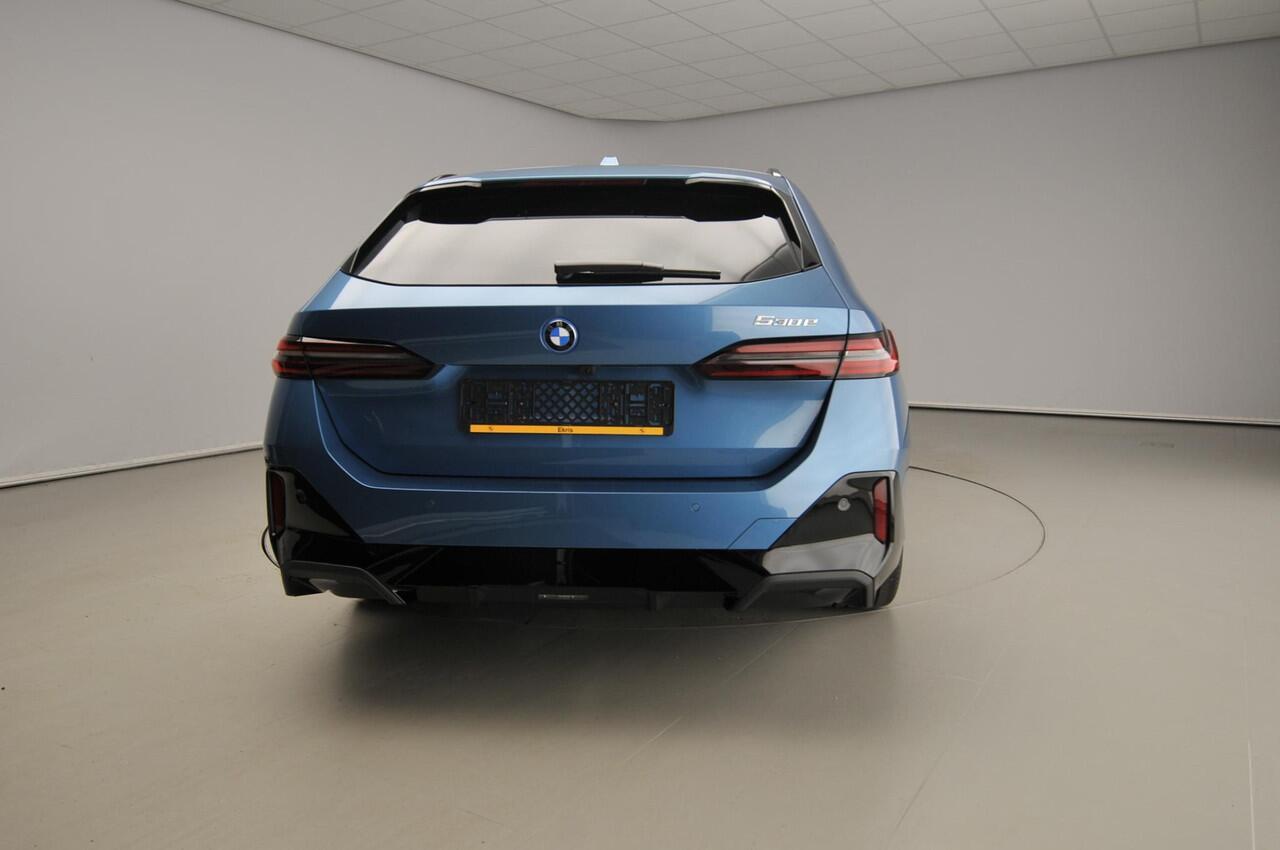 BMW 5-SERIE Touring 530e | M Sportpakket Pro | Individual Lak | Innovation Pack | Comfort Pack | Travel Pack | Trekhaak