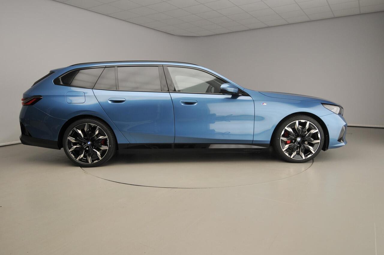 BMW 5-SERIE Touring 530e | M Sportpakket Pro | Individual Lak | Innovation Pack | Comfort Pack | Travel Pack | Trekhaak