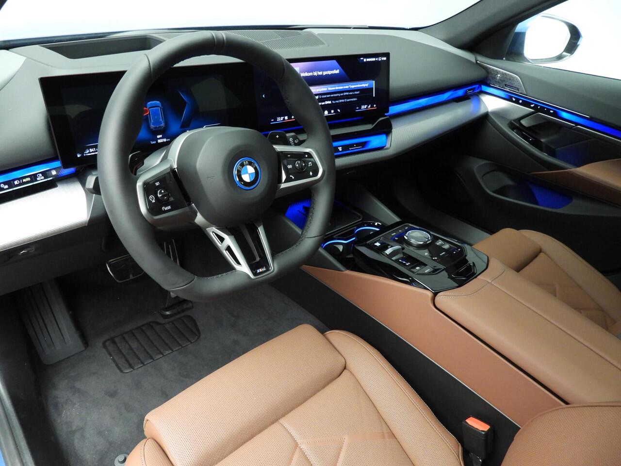 BMW 5-SERIE Touring 530e | M Sportpakket Pro | Individual Lak | Innovation Pack | Comfort Pack | Travel Pack | Trekhaak