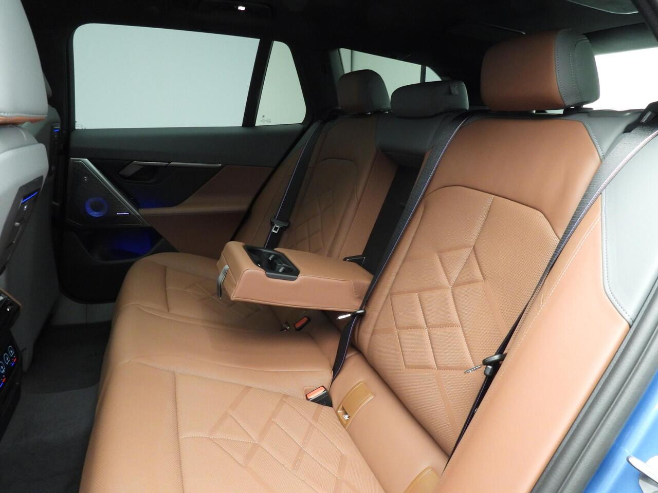 BMW 5-SERIE Touring 530e | M Sportpakket Pro | Individual Lak | Innovation Pack | Comfort Pack | Travel Pack | Trekhaak