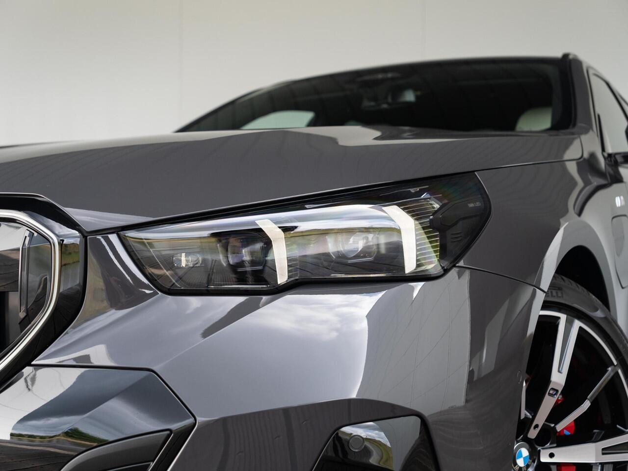 BMW 5-SERIE Touring 530e M Sportpakket Pro | Individual Lak | Innovation Pack | Comfort Pack | Elektr. Trekhaak