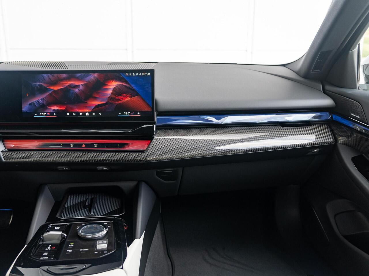 BMW 5-SERIE Touring 530e M Sportpakket Pro | Individual Lak | Innovation Pack | Comfort Pack | Elektr. Trekhaak