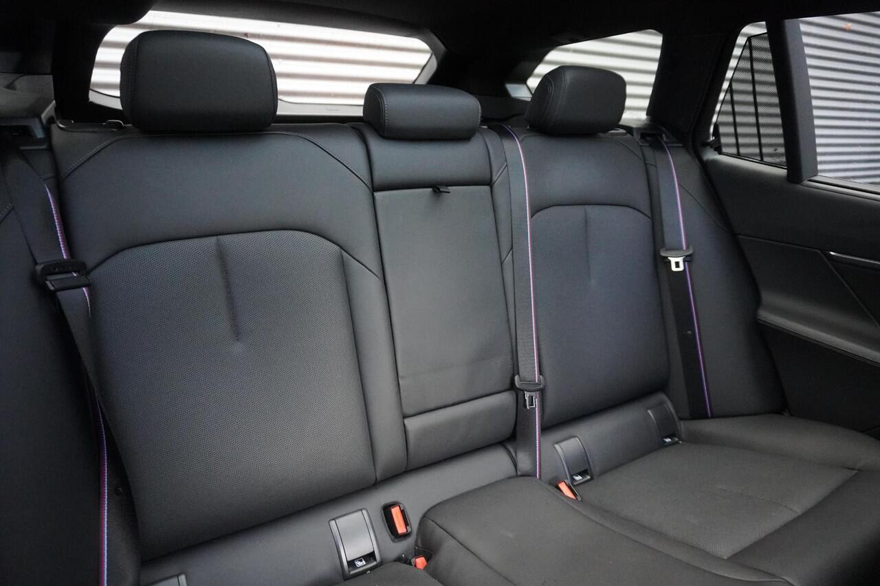 BMW 5-SERIE Touring 550e xDrive M Sportpakket Pro | Innovation Pack | Glazen panoramadak | Comfort Access | Trekhaak met elektrisch wegklapbare kogel