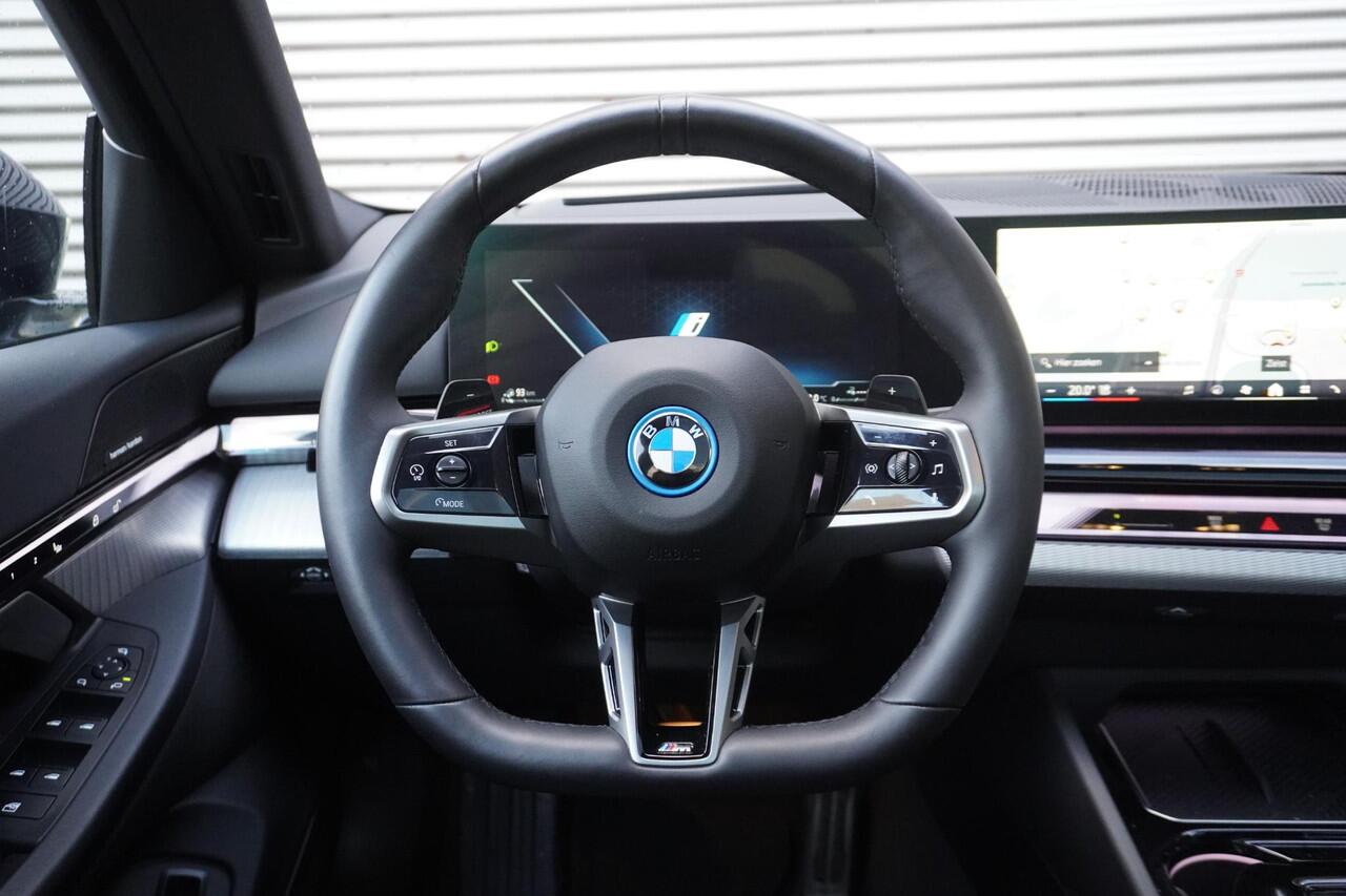 BMW 5-SERIE Touring 550e xDrive M Sportpakket Pro | Innovation Pack | Glazen panoramadak | Comfort Access | Trekhaak met elektrisch wegklapbare kogel