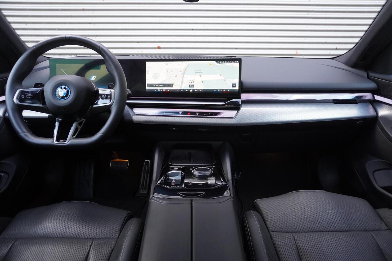 BMW 5-SERIE Touring 550e xDrive M Sportpakket Pro | Innovation Pack | Glazen panoramadak | Comfort Access | Trekhaak met elektrisch wegklapbare kogel