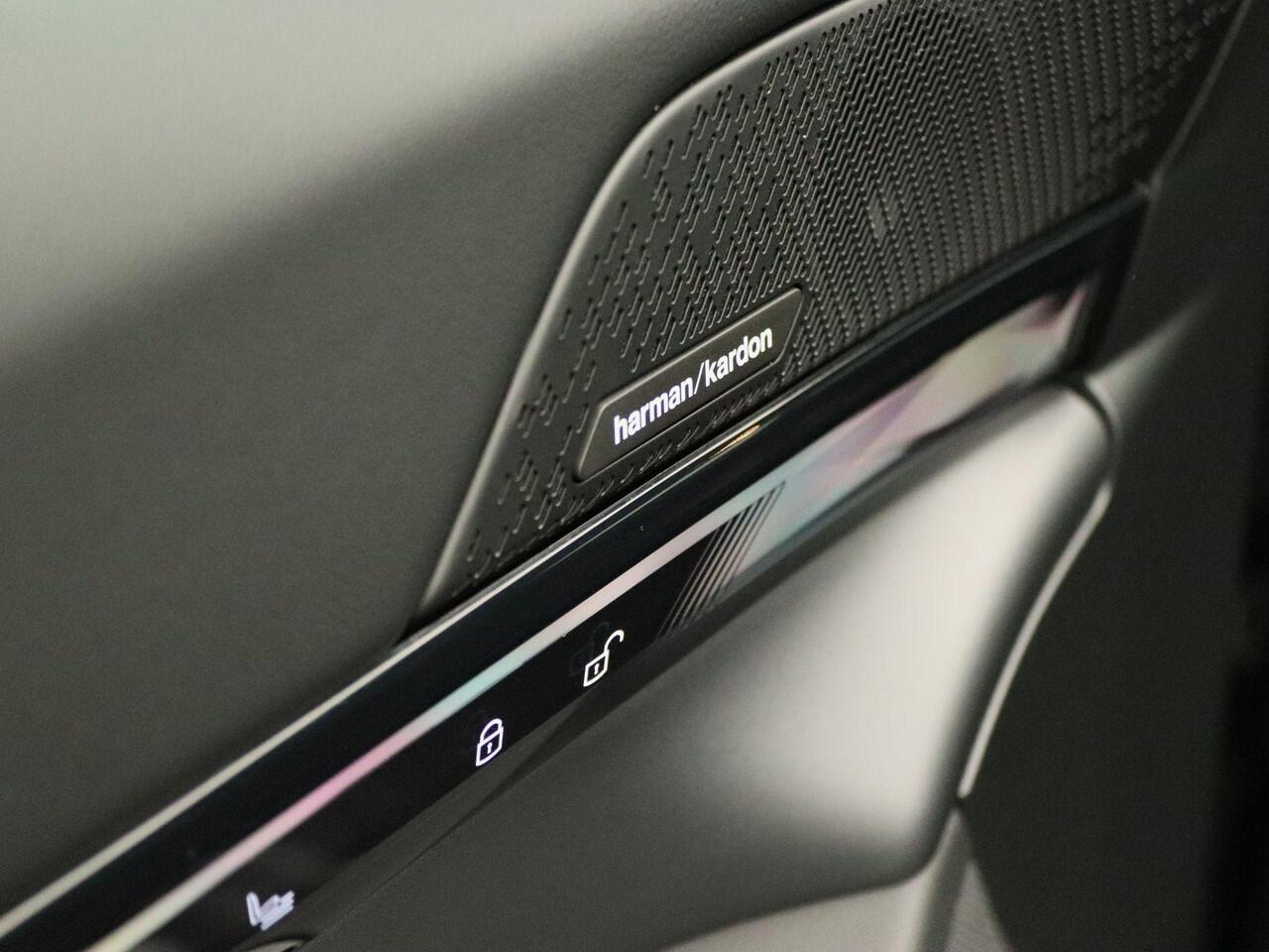 BMW 5-SERIE Touring 550e xDrive Driving Assistant | Achteruitrijcamera | Stoelventilatie | Harman-Kardon | Trekhaak | 19''