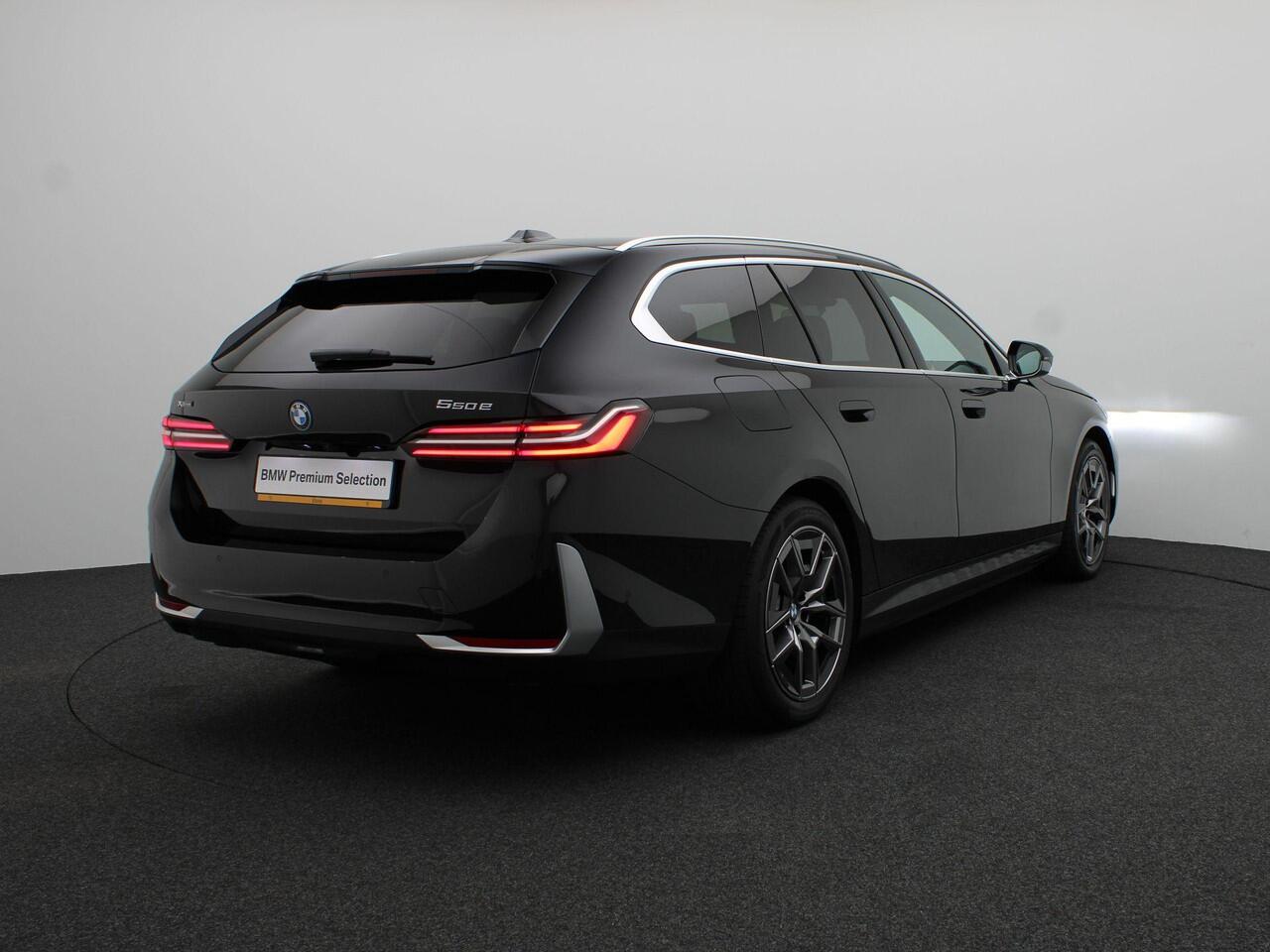 BMW 5-SERIE Touring 550e xDrive Driving Assistant | Achteruitrijcamera | Stoelventilatie | Harman-Kardon | Trekhaak | 19''