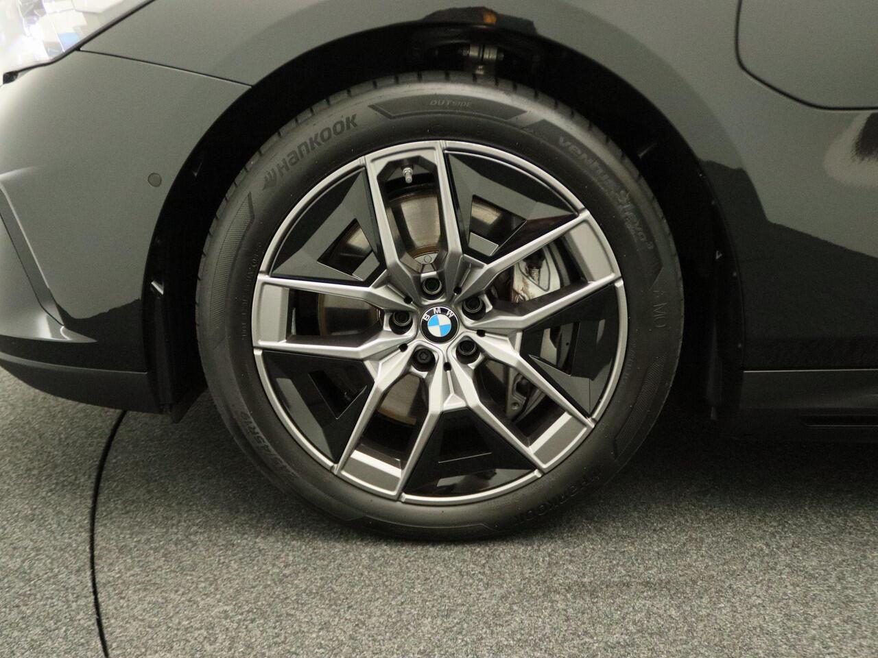 BMW 5-SERIE Touring 550e xDrive Driving Assistant | Achteruitrijcamera | Stoelventilatie | Harman-Kardon | Trekhaak | 19''