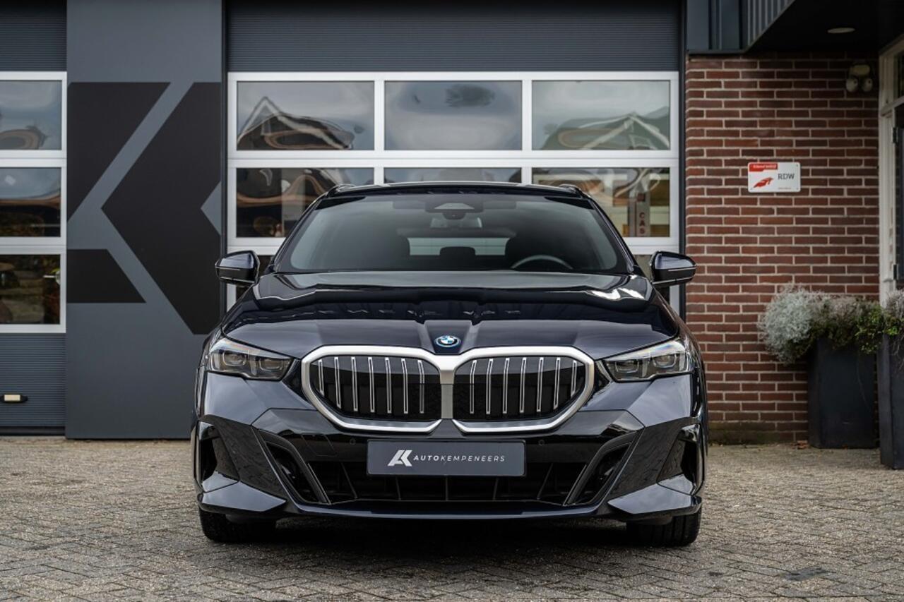 BMW 5-SERIE 530e M Sport | Shadow | Camera | Elek. Trekhaak | Driving Ass. Plus | 19 Inch |