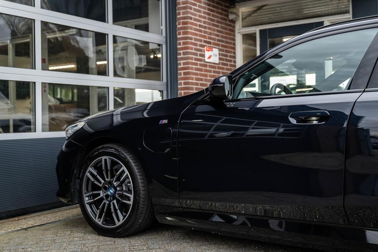 BMW 5-SERIE 530e M Sport | Shadow | Camera | Elek. Trekhaak | Driving Ass. Plus | 19 Inch |