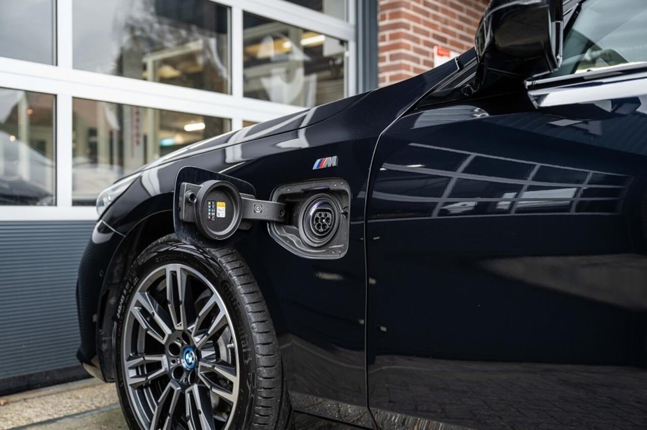 BMW 5-SERIE 530e M Sport | Shadow | Camera | Elek. Trekhaak | Driving Ass. Plus | 19 Inch |