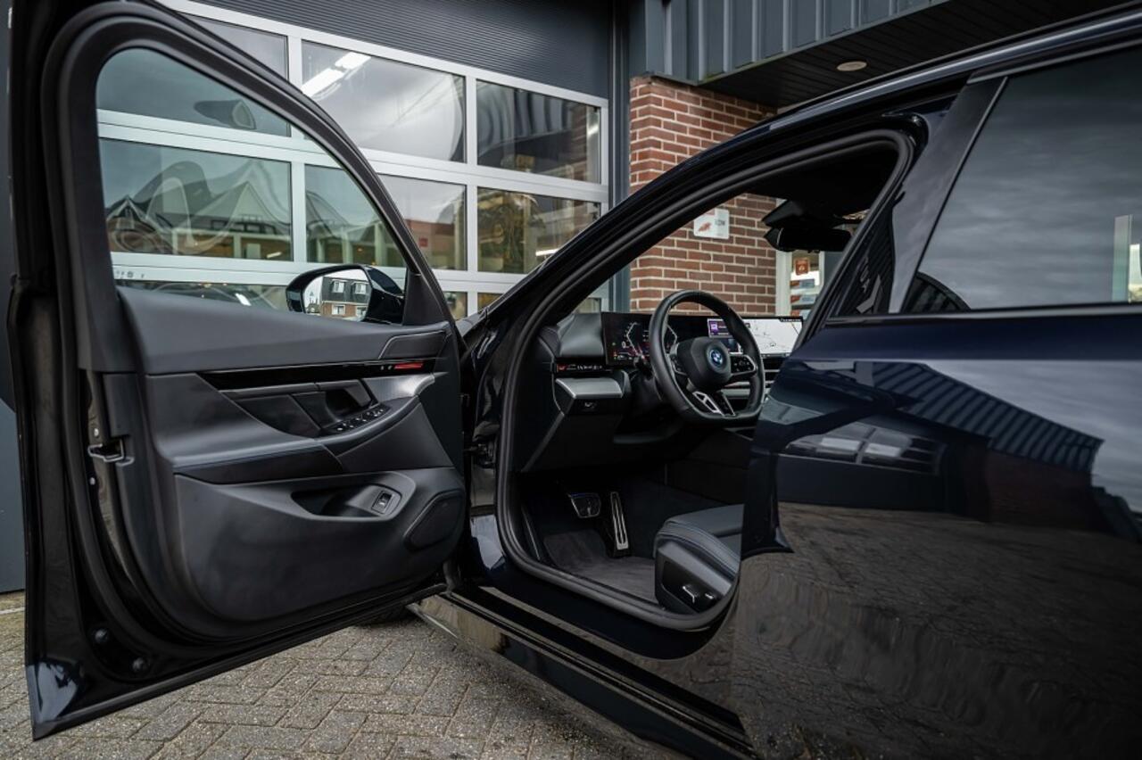 BMW 5-SERIE 530e M Sport | Shadow | Camera | Elek. Trekhaak | Driving Ass. Plus | 19 Inch |