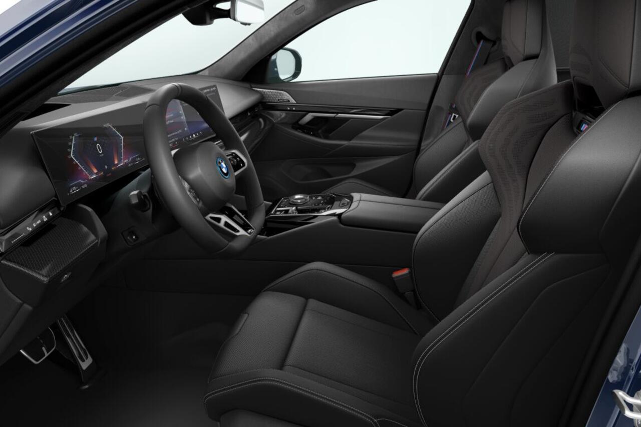 BMW 5-SERIE Sedan 550e xDrive | M Sport Pro | Innovation Pack | Travel Pack | Comfort Pack | Trekhaak | Driving Assistant Professional | Adaptief M Onderstel Professional