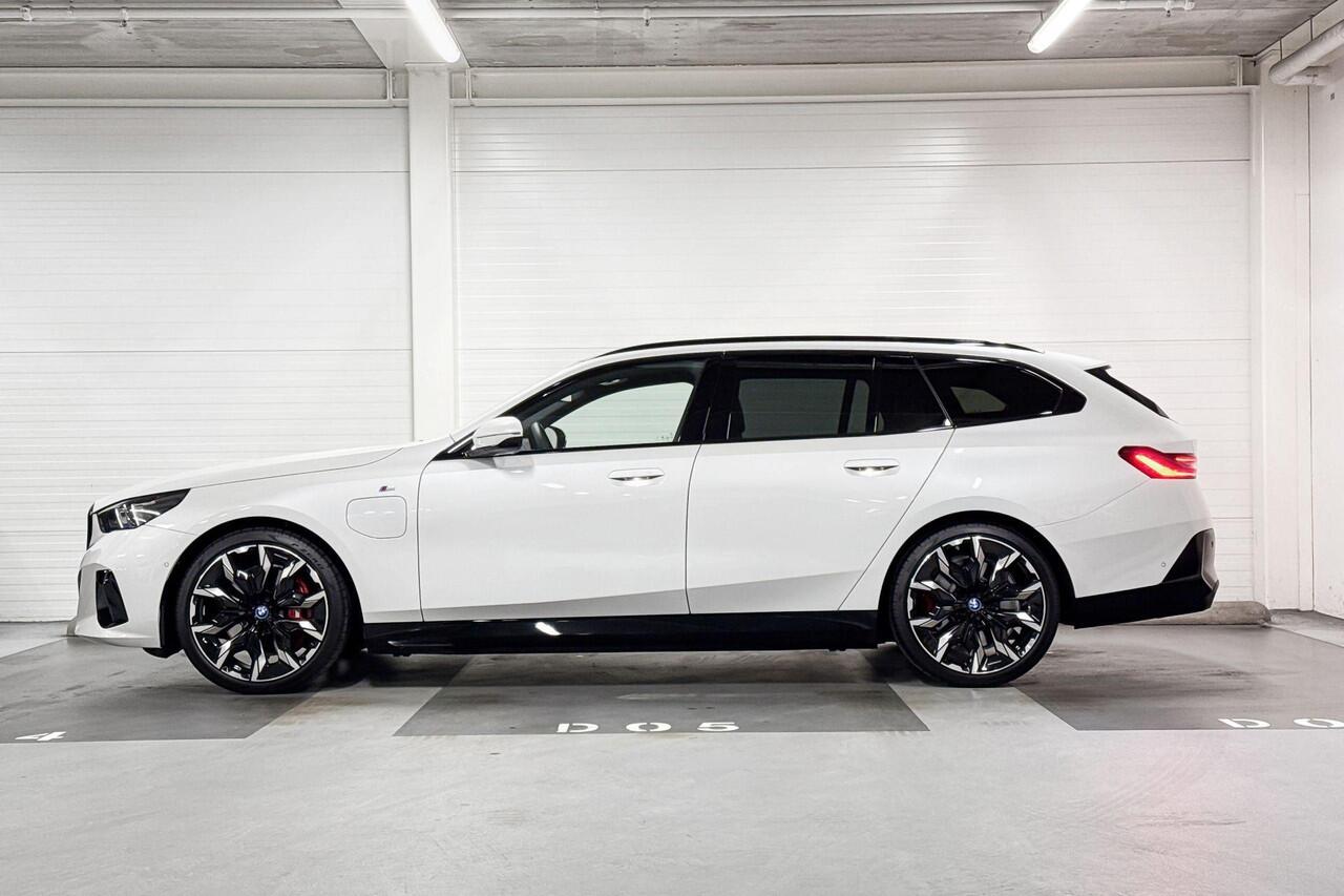 BMW 5-SERIE Touring 550e xDrive | M-Sport Pro | Pano | Bowers & Wilkins | Trekhaak