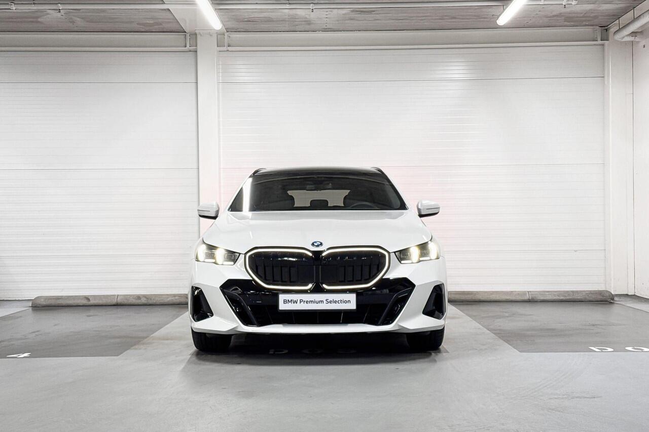 BMW 5-SERIE Touring 550e xDrive | M-Sport Pro | Pano | Bowers & Wilkins | Trekhaak