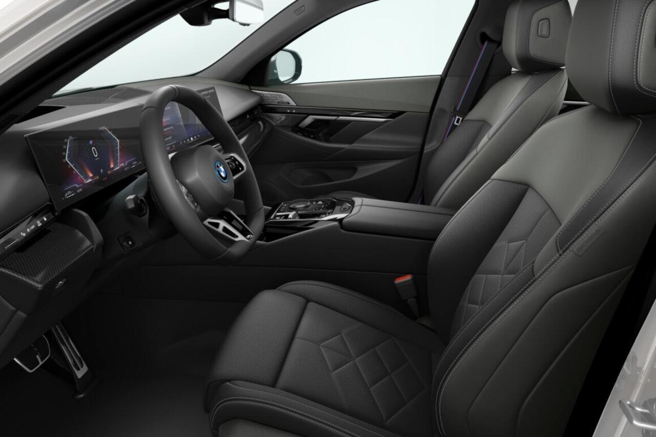 BMW 5-SERIE Touring 550e xDrive | M Sportpakket Pro | Innovation Pack | Travel Pack | Comfort Pack | Trekhaak