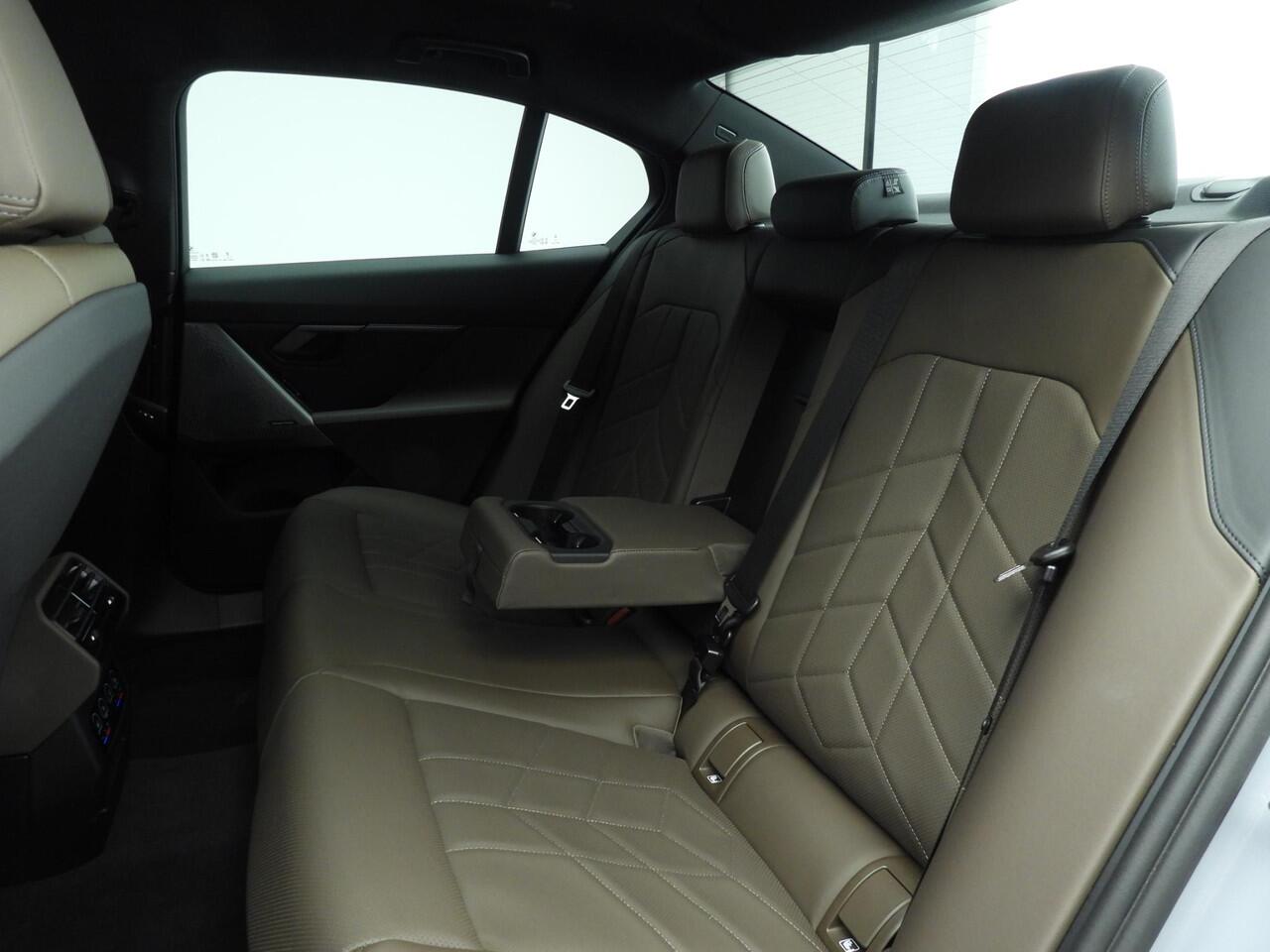 BMW 5-SERIE Sedan 520i | M-Sportpakket | LED | Leder | HUD | Elektr. zetels | Sportstoelen | DAB | Harman-kardon sound | Alu 20 inch