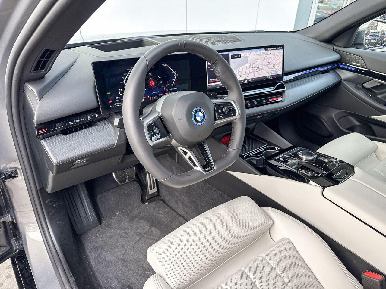 BMW 5-SERIE Touring 530e M Sport M-Sport Pro / Elektrisch Wegklapbare Trekhaak / 20 inch / Driving Assistant Professional / Innovation Pakket / Travel Pack