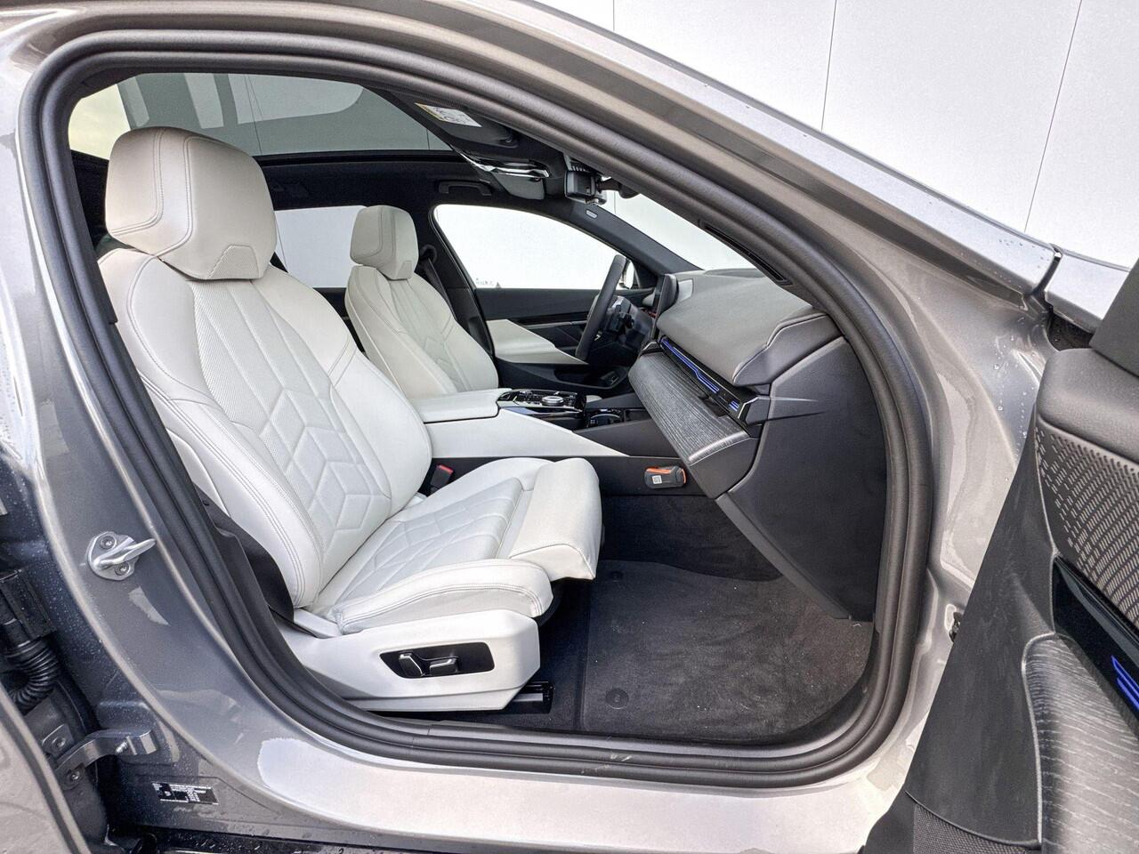 BMW 5-SERIE Touring 530e M Sport M-Sport Pro / Elektrisch Wegklapbare Trekhaak / 20 inch / Driving Assistant Professional / Innovation Pakket / Travel Pack