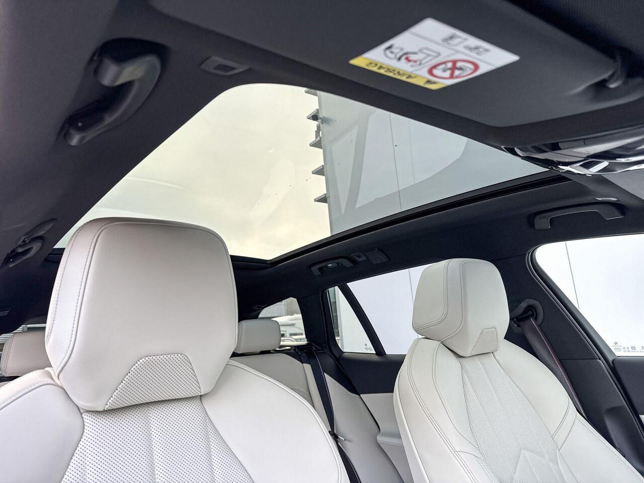 BMW 5-SERIE Touring 530e M Sport M-Sport Pro / Elektrisch Wegklapbare Trekhaak / 20 inch / Driving Assistant Professional / Innovation Pakket / Travel Pack