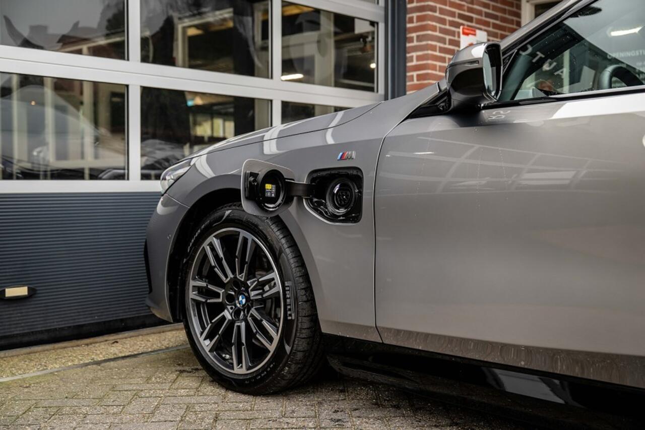 BMW 5-SERIE 530 xDrive M Sport | Harman/Kardon | Trekhaak | Camera | ACC | Leder | 19 Inch |