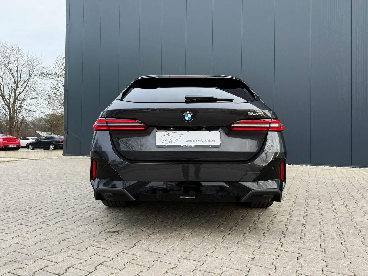 BMW 5-SERIE Touring 520i Pano / B&W / tr.hk / 21 inch / HUD