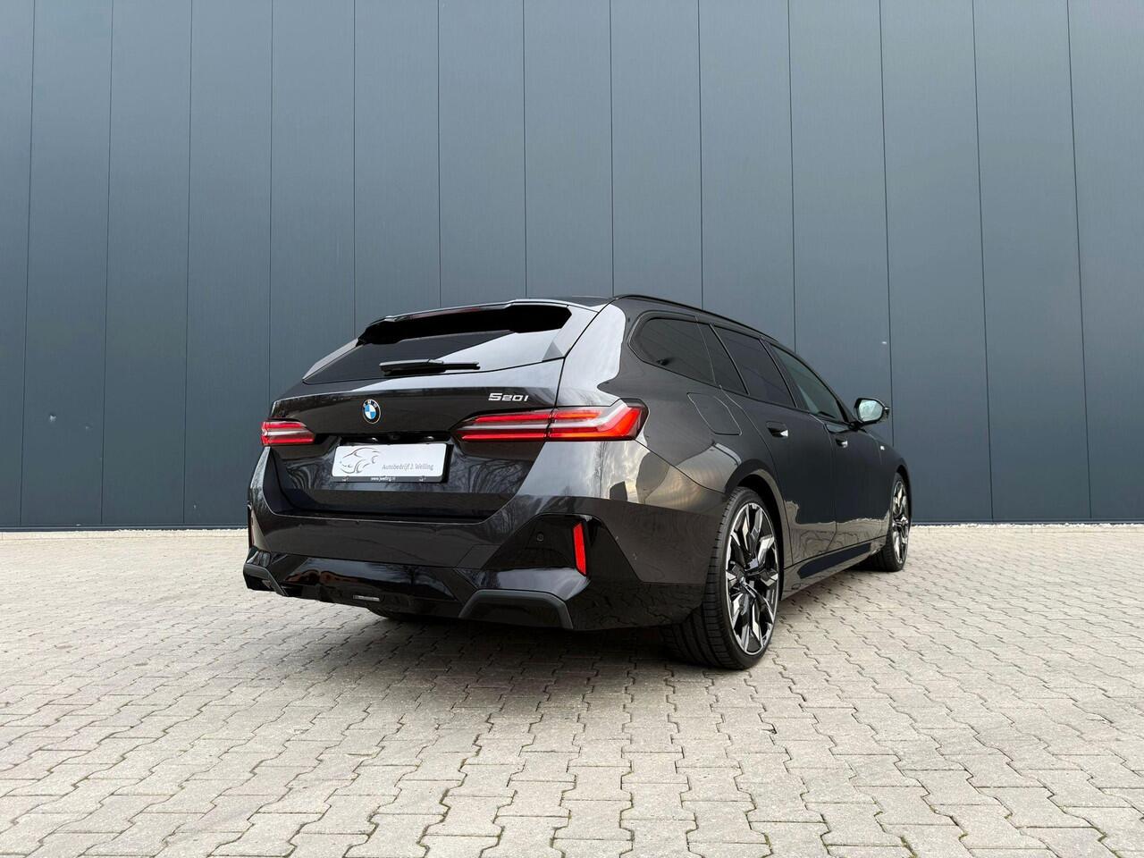 BMW 5-SERIE Touring 520i Pano / B&W / tr.hk / 21 inch / HUD