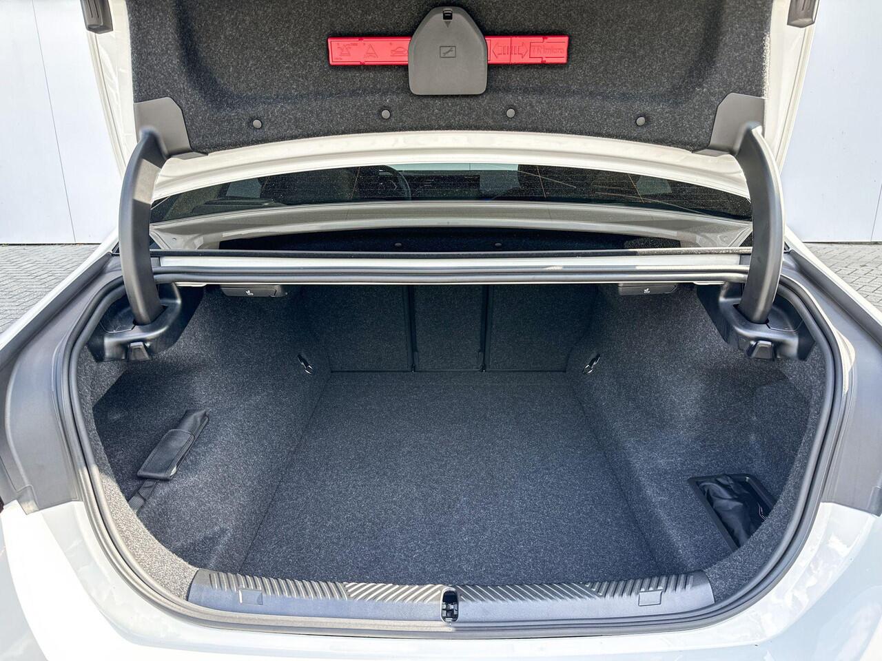 BMW 5-SERIE Sedan 550e xDrive | M Sport | Driving Assistant Professional | stuur verwarmd